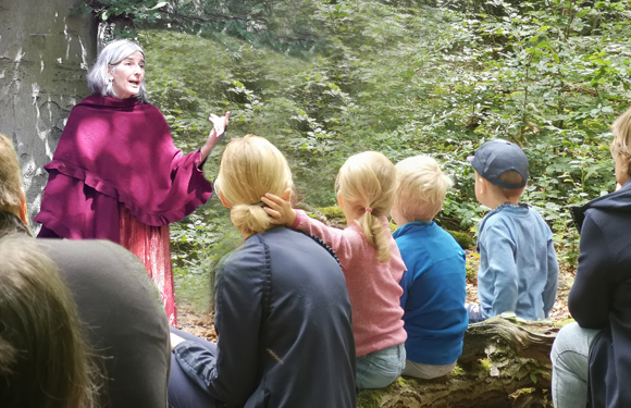 Märchen erzählen im Wald mit Kindern