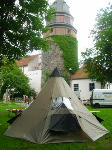 Märchen-Tipi beim Rapunzelturm
