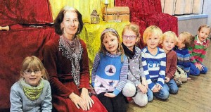 Märchenerzählerin mit Kindern und Märchen zum Träumen