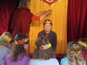 Krönung der Kinder beim Märchen-Mitmach-Programm