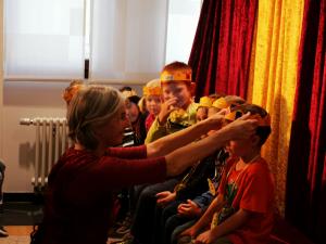 Krönung der Kinder beim Märchen-Mitmach-Programm