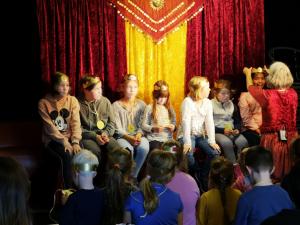 Krönung der Kinder beim Märchen-Mitmach-Programm