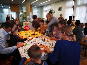 Kronen Basteln beim Märchen-Mitmach-Programm
