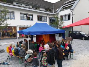 Märchenerzählerin Rita Maria Fröhle mit Publikum im Märchen-Pavillon