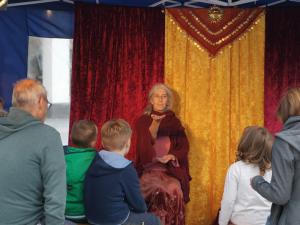 Märchenerzählerin Rita Maria Fröhle mit Publikum im Märchen-Pavillon