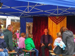 Märchenerzähler Karlheinz Schudt mit Publikum im Märchen-Pavillon