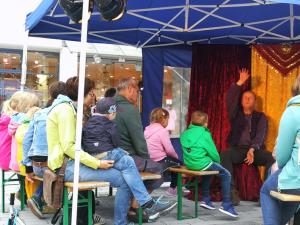 Märchenerzähler erzählt im Märchen-Pavillon