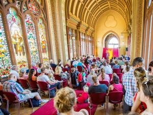 Märchenerzähler Karlheinz Schudt mit Publikum im Schloss