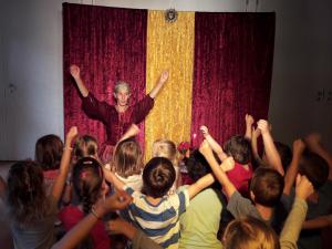 Märchenerzählerin im Kindergarten oder in der Schule