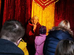 Märchenerzählerin Rita Maria Fröhle mit Publikum beim Weihnachtsmarkt