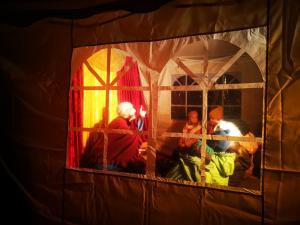 Märchenerzählerin Rita Maria Fröhle mit Publikum beim Weihnachtsmarkt