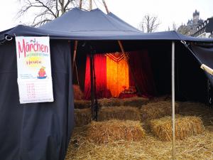 Märchenerzähl-Veranstaltung während eines Weihnachtsmarktes in einer Jurte