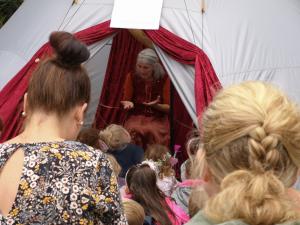 Märchenerzählerin Rita Maria Fröhle im Märchentipi